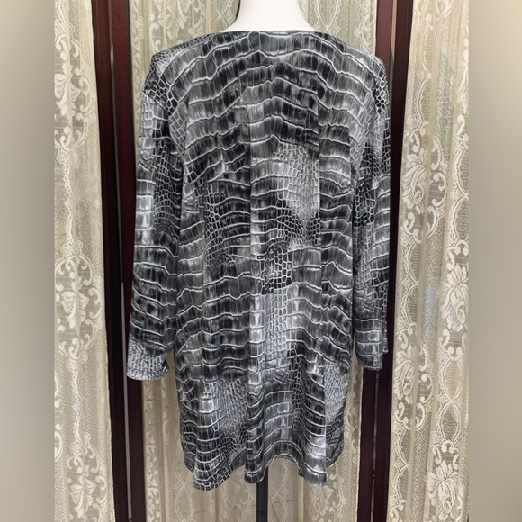 ATTITUDES by RENEE’ ALLIGATOR PRINT TOP - SZ XL - Picture 3 of 4